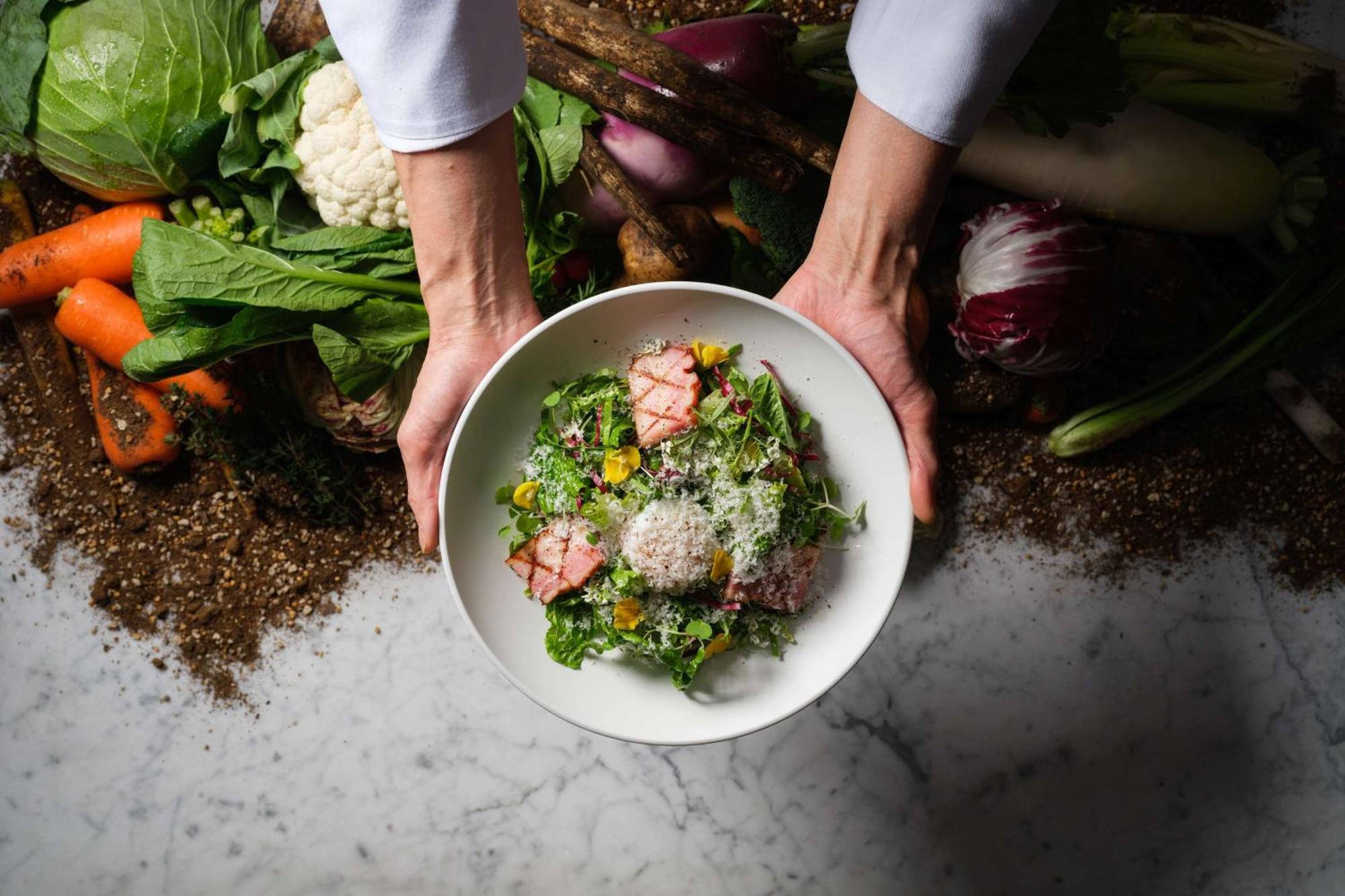 Hyatt Centric קנזאווה מראה חיצוני תמונה A salad prepared by a chef