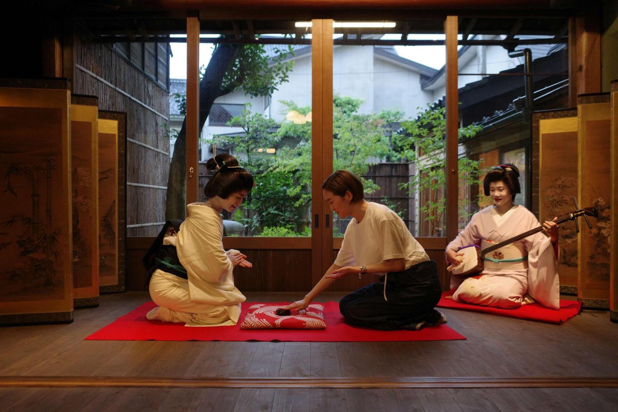Hyatt Centric קנזאווה מראה חיצוני תמונה A scene from a traditional Japanese shamisen performance